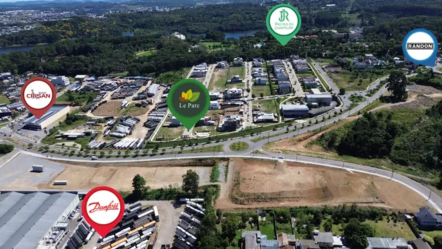 Vista aérea de um terreno em Lajeado, Brasil, mostrando áreas de desenvolvimento e vegetação.