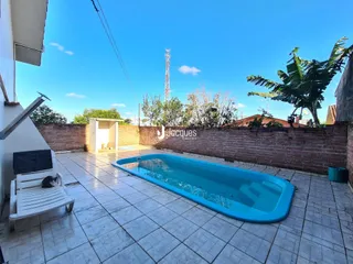 Foto de uma piscina externa em um imóvel no Brasil.