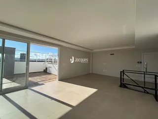 Ambiente interno de uma sala com portas de vidro que dão acesso a uma área externa.