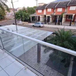 Vista de um parapeito de vidro moderno de uma varanda em uma propriedade em Lajeado.