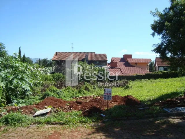 Fachada de uma casa com vegetação ao redor.