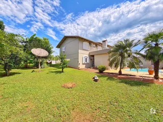 Vista externa de uma residência com jardim e piscina em Lajeado, Brasil.