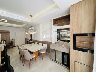 Ambiente interno de sala de jantar com piso de cerâmica clara.