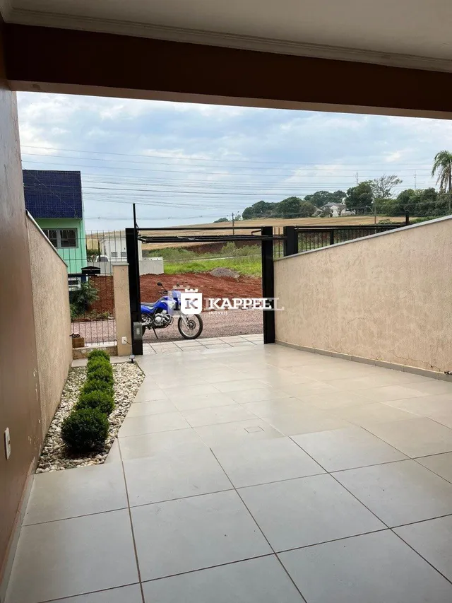 Área externa pavimentada com piso de porcelanato visível no imóvel.