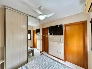 Quarto interno com armário e porta de madeira em um imóvel no Brasil.