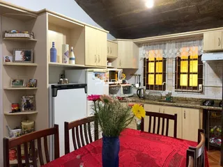 Imagem de uma sala de jantar com móveis de madeira em um imóvel no Brasil.