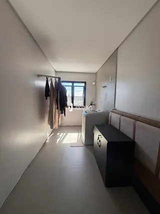 Interior de um corredor com armário e cama em um imóvel no Brasil.
