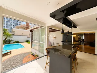 A sala de estar se abre para um pátio com piscina.