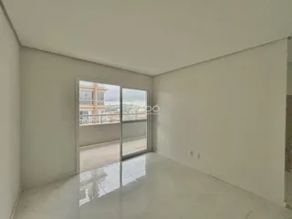 Sala de estar com porta de vidro que oferece uma vista externa.