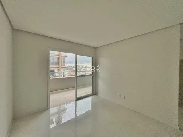 Sala de estar com porta de vidro que oferece uma vista externa.