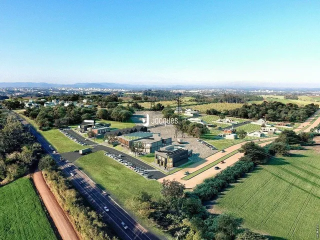 Vista aérea de uma paisagem rural com campos e estradas.