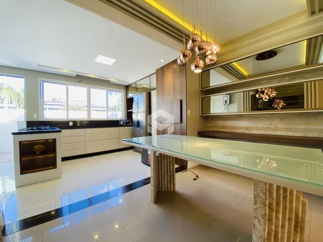 Ambiente interno moderno com sala de jantar e cozinha em Lajeado.