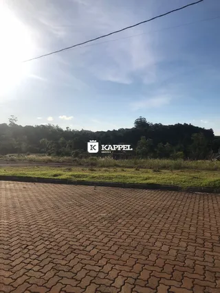 Vista externa de uma propriedade em Lajeado, Brasil, com vegetação ao fundo.