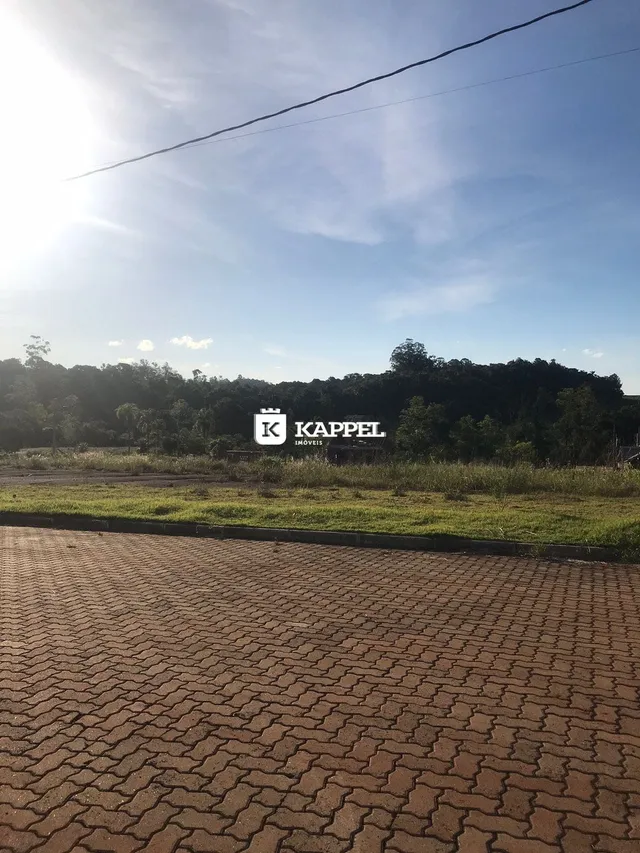 Vista externa de uma propriedade em Lajeado, Brasil, com vegetação ao fundo.