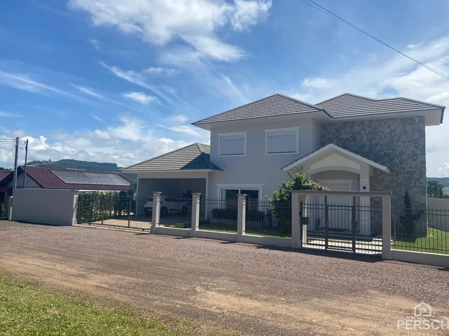 Fachada de uma casa em Lajeado, Brasil, com muro e portão de segurança.