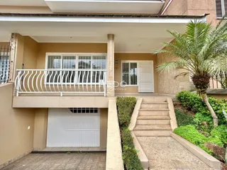 Fachada de uma residência em Lajeado, Brasil, com varanda e garagem.