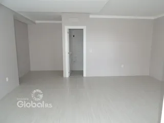 Ambiente interno de uma sala vazia com paredes brancas e piso claro.