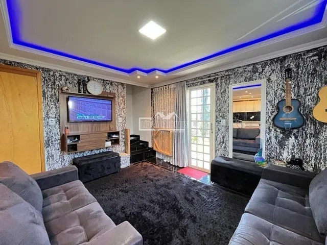 Sala de estar com decoração moderna e móveis de sofá.