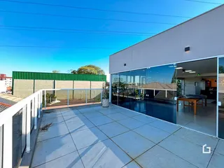 Fachada de uma residência moderna com área externa pavimentada em Lajeado, Brasil.