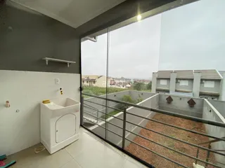 Vista interna de um imóvel com área externa cercada por grade.