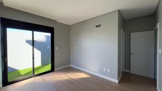 Sala de estar com porta de vidro que dá acesso ao exterior.
