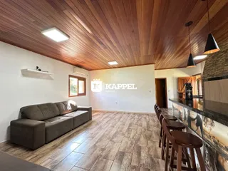 Sala de estar com sofá e piso de cerâmica.