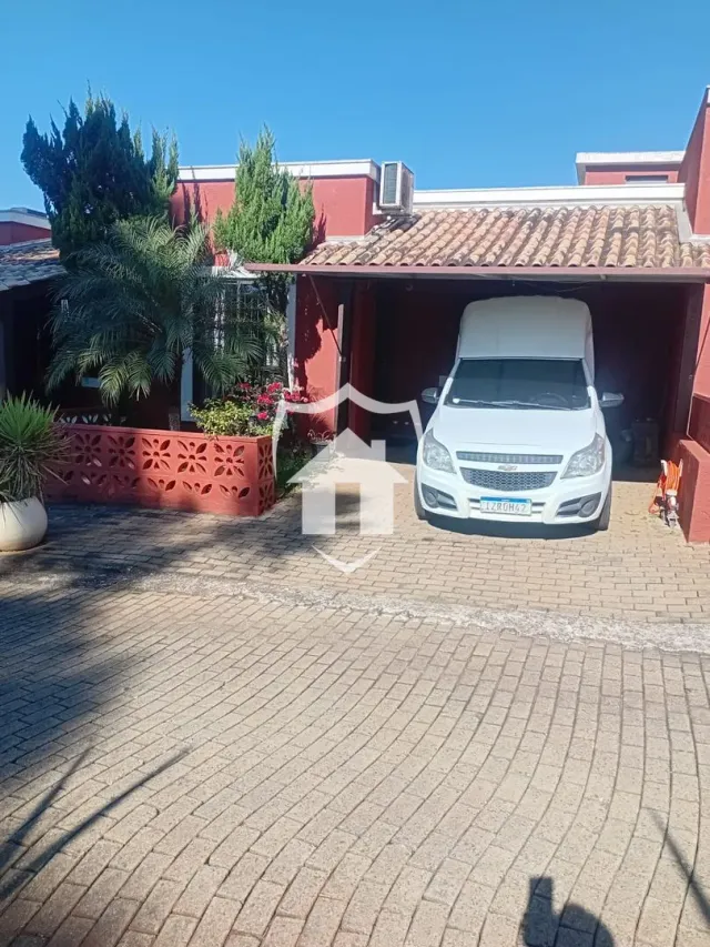 Fachada de uma residência em Lajeado, Brasil, com entrada pavimentada.