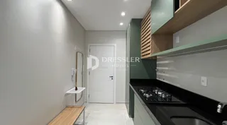 Vista interna de um corredor com acabamentos modernos e portas brancas.