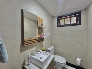 Foto de um banheiro com pia e vaso sanitário em um imóvel.