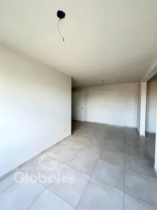 Imagem de um ambiente interno com paredes brancas e piso de cerâmica.