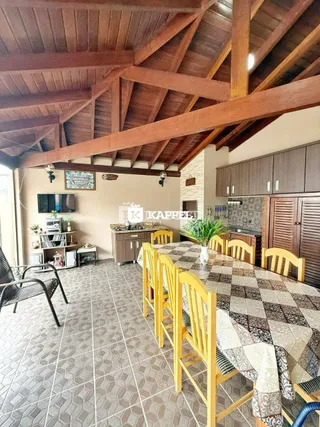 Foto de uma sala de jantar com mesa de madeira e piso de cerâmica.