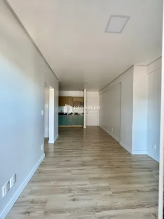 Corredor interno de uma residência em Lajeado, Brasil.