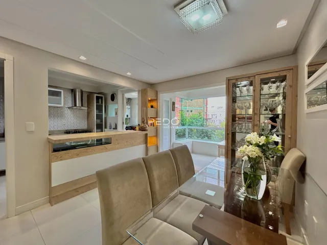 Sala de estar com decoração moderna e piso de madeira clara.