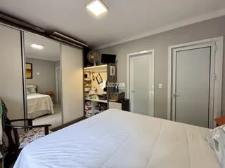 Quarto com cama grande e armário em um imóvel no Brasil