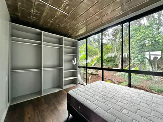Quarto com armário embutido e vista para a natureza em Lajeado.