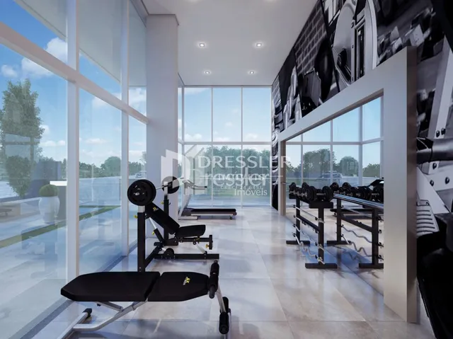 Imagem de um ambiente interno com equipamentos de ginástica.