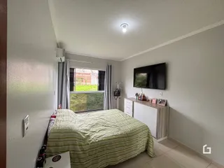 Quarto com cama e janela em um imóvel.