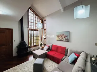 Sala de estar com grandes janelas e lareira.