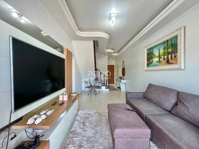 Sala de estar com sofá e televisão em um imóvel no Brasil.