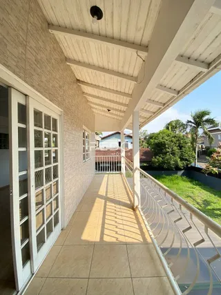 A fachada de uma casa em Lajeado, Brasil, com um terraço coberto.