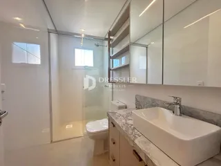 Um banheiro moderno com bancada e espelho.