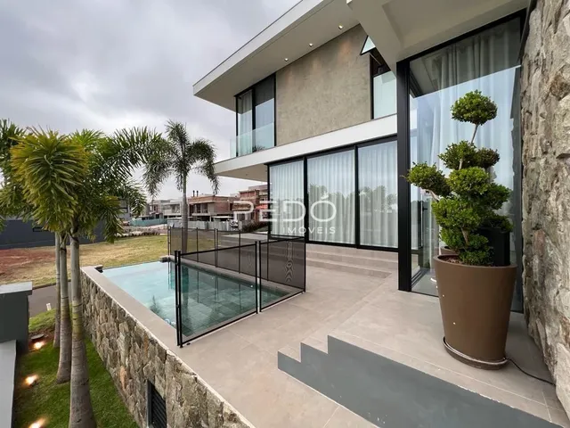 Fachada moderna de um imóvel em Lajeado com área externa e jardim.