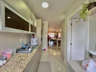 Vista da cozinha e corredor de uma propriedade em Lajeado, Brasil.
