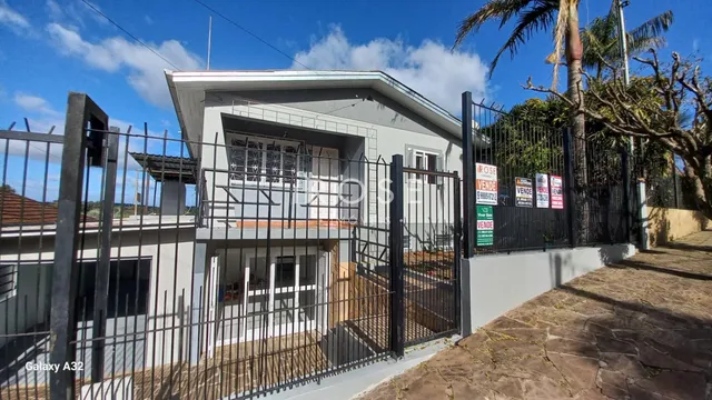 Fachada de uma residência em Lajeado, Brasil, com cerca de ferro.