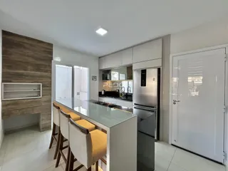 Vista de uma cozinha moderna com ilha e balcão em Lajeado, Brasil.
