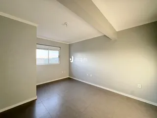 Vista interna de um ambiente com piso de cerâmica e paredes claras.