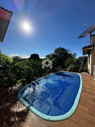 Piscina externa com deck de madeira em Lajeado.