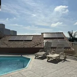 Foto de uma área externa com piscina e deck em Lajeado, Brasil.