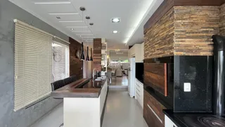 Vista de uma cozinha moderna em um apartamento no Brasil.