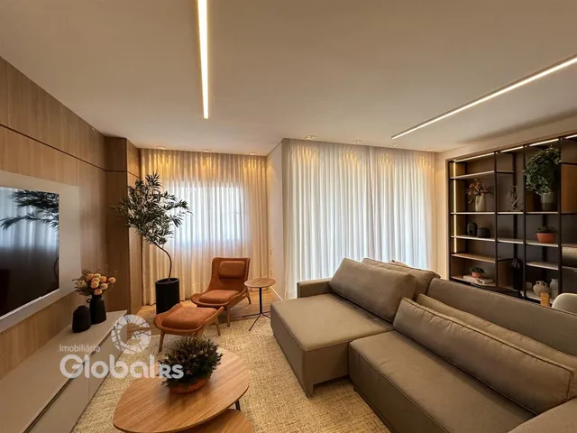 Sala de estar moderna com sofá e decoração em um apartamento.